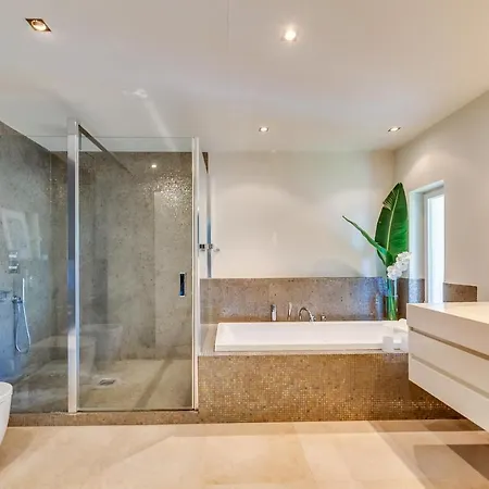 Villa Vacation I Fuentes, Prime Location, Perfect For Families And Big Groups, Shared Pool